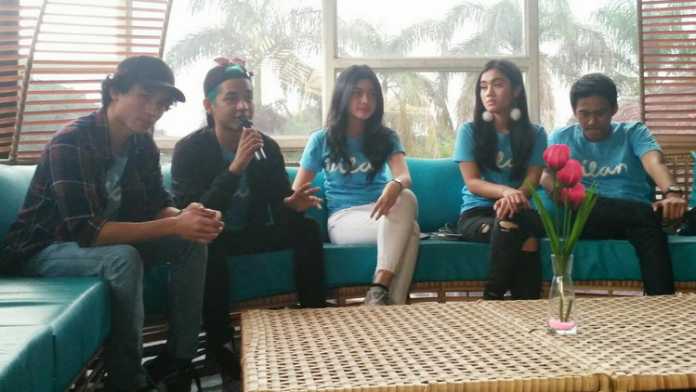 Para pemeran film Dilan saat sesi jumpa pers di Kota Malang. (Muhammad Choirul)