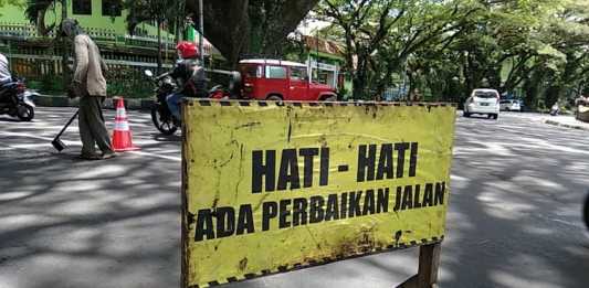 Petugas lapangan melaksanakan penambalan jalan berlubang. (Muhammad Choirul)