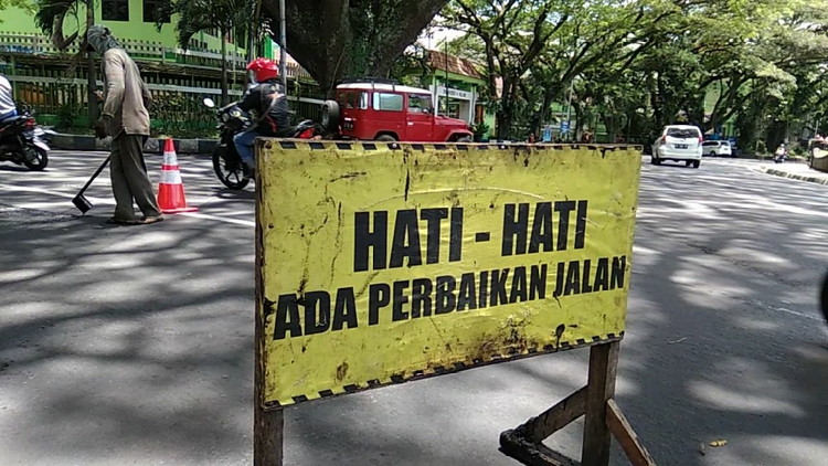 Meski Kerap Diperbaiki, Lubang Jalan di Kota Malang Masih Bertebaran