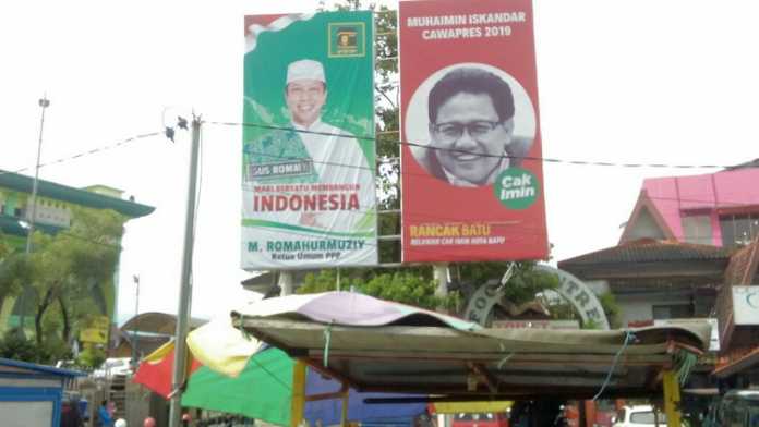 Reklame di Plaza Batu sekitar Alun Alun Kota Batu. (Aziz / MVoice)