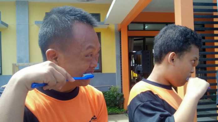Siswa SLB Negeri Kota Batu ikuti sikat gigi bersama didampingi guru dan PSMKGI, Sabtu (10/2). (Aziz / MVoice)