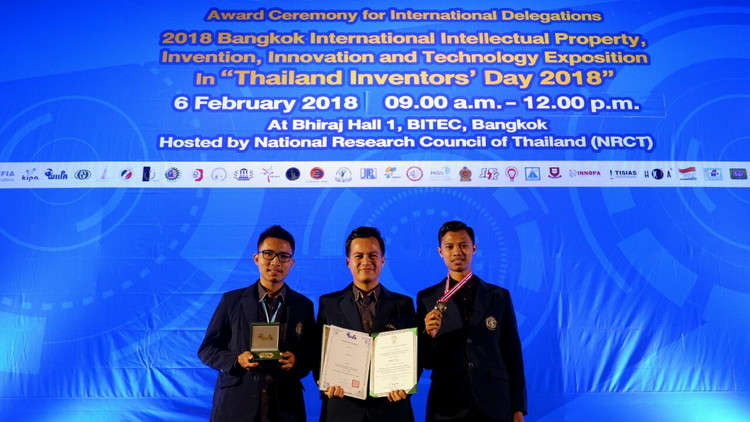 Tim Biop-Mac saat menerima penghargaan di Bangkok. (Istimewa)