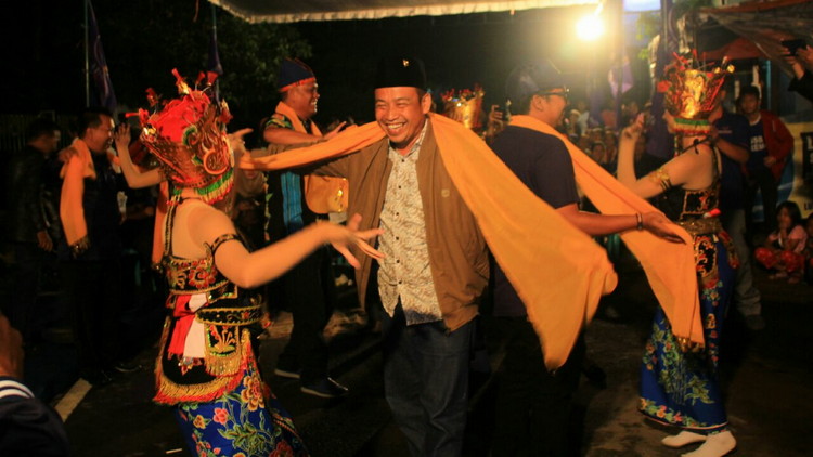 Calon Wakil Wali Kota Malang, Ahmad Wanedi, menunjukkan kemampuan menari. (Istimewa)