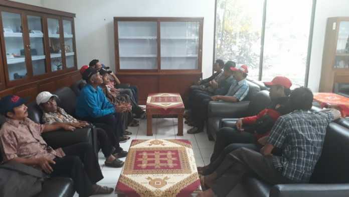 Belasan Warga Desa Tegalrejo yang datang ke DPRD Kabupaten Malang Diterima Langsung oleh Ketua Komisi I DPRD Kabupaten Malang (Toski)