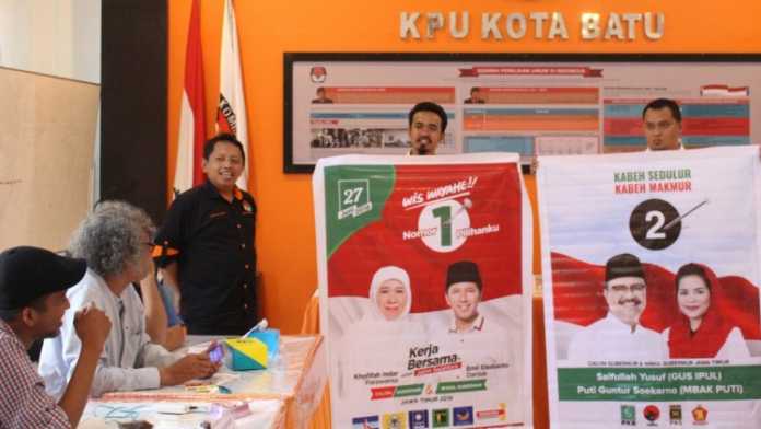 Komisioner KPU Kota Batu menunjukkan desain APK kepada tim kampanye dan Panwas Kota Batu, Kamis (15/3). (Aziz / MVoice)