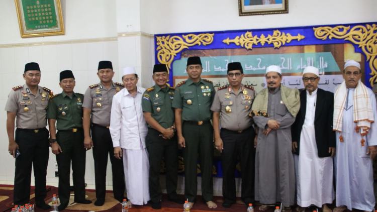 Kapolda Jatim dan Pangdam V/Brw saat bersilaturahmi ke Ponpes Darul Hadist Kota Malang. (istimewa)