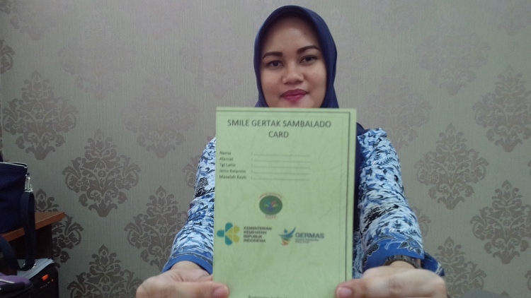 Kepala Puskesmas Kedungkandang, dr Yulia Damayanti memberikan contoh kartu Gertak Sambalado. (Lisdya Shelly).