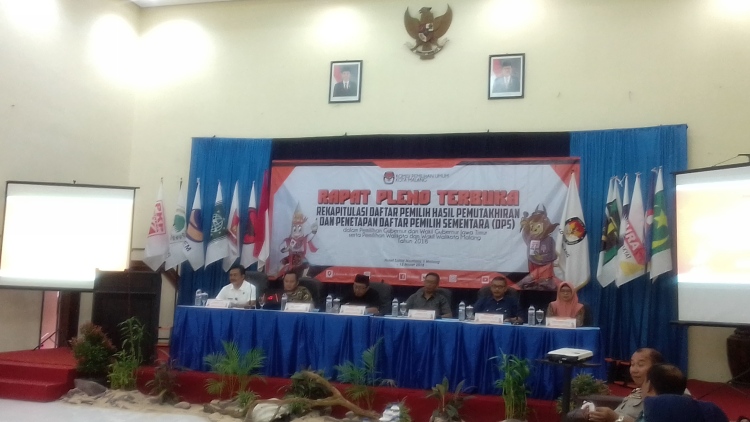 Komisioner KPU Kota Malang jelaskan DPS. (Lisdya Shelly)