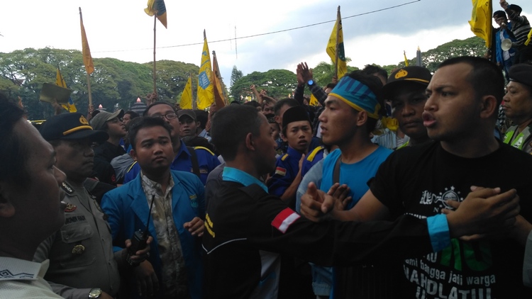 Massa PMII Kota Malang menggelar unjuk rasa di depan Gedung DPRD Kota Malang. (Muhammad Choirul)