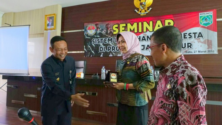 Wali Kota Batu Dewanti Rumpoko menghadiri Seminar Sistem Pertahanan Semesta 2018 di Balai Kota Among Tani, Selasa (27/3). (Diskominfo Kota Batu)
