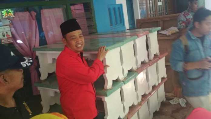 Calon Wakil Wali Kota Malang, Ahmad Wanedi, mengunjungi sentra industri sanitair. (Istimewa)