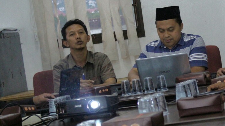 (kiri) Ketua Panwaslu Kota Batu Abdur Rochman memimpin rapat antar stakeholder tingkat desa/kelurahan, Rabu (14/3). (Aziz / MVoice)