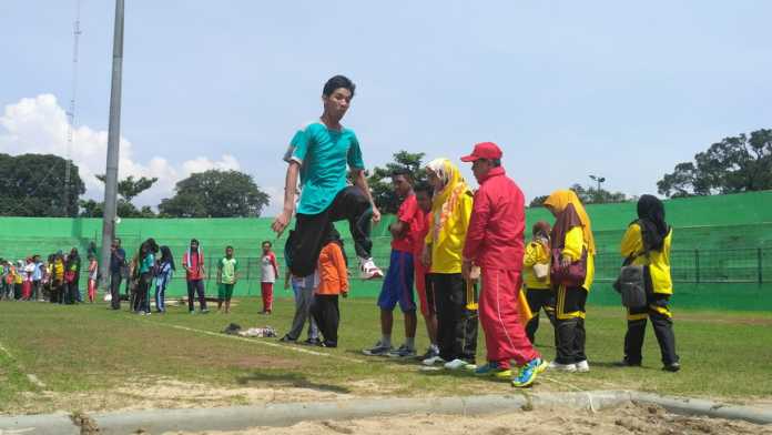 Atlet berkebutuhan khusus unjuk kemampuan di Stadion Gajayana. (Muhammad Choirul