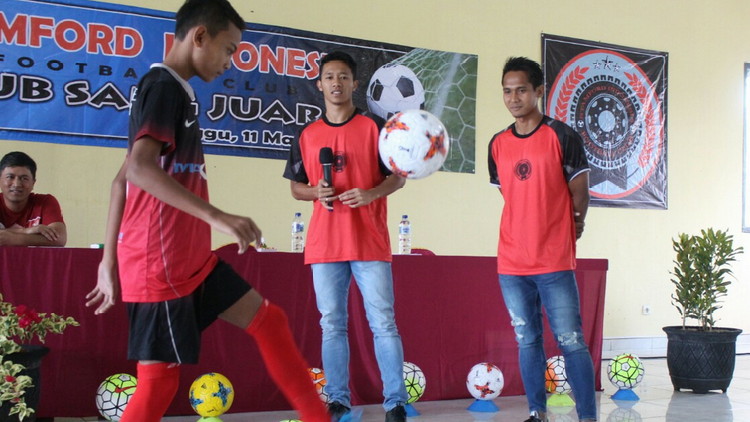 Atlet dari Stamford Indonesia FC ditantang juggling oleh pemain Arema FC Dendi Santoso dan Hendro Siswanto, di Bumiaji, Minggu (11/3). (Aziz / MVoice)