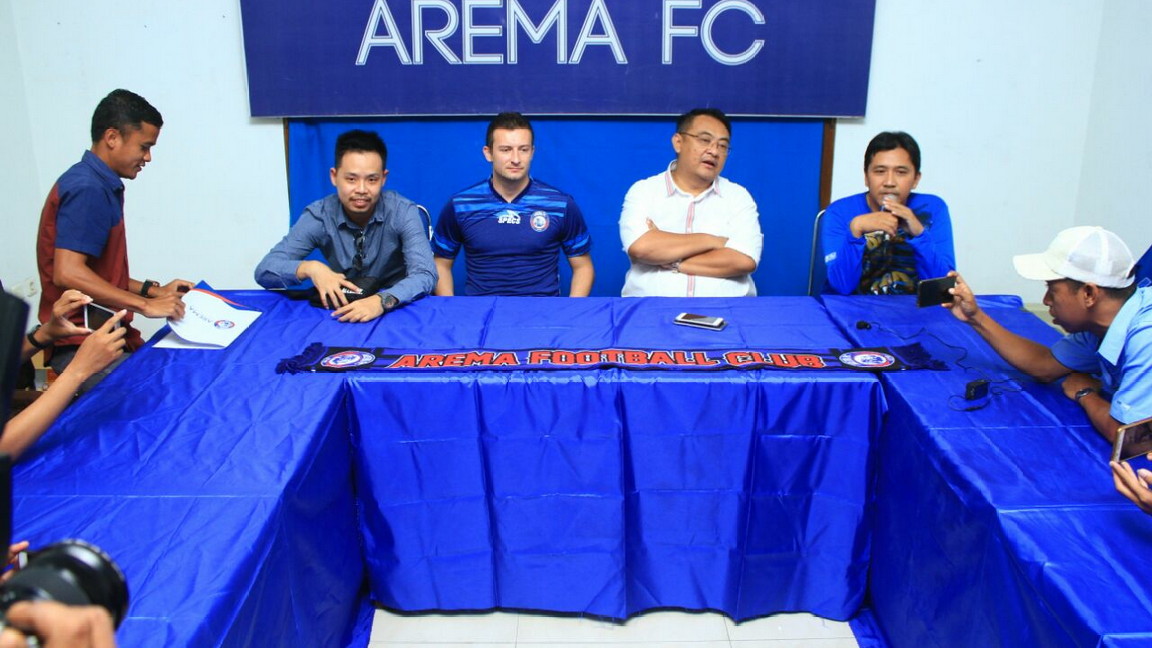 Perkenalan Balsa Bozovic di kantor Arema FC. (deny rahmawan)