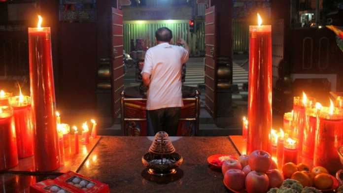 Komunitas GusDurian Kota Batu dan Forum Pembauran Kebangsaan dan tokoh lintas iman saat hadir perayaan Cap Go Meh di Kelenteng Kwan Im Tong , Jumat malam (2/3). (Aziz / MVoice)