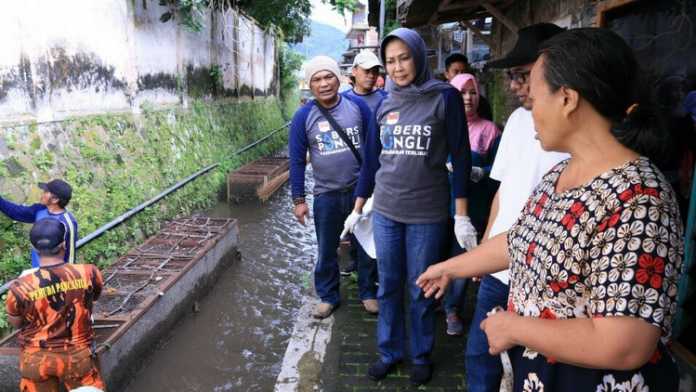 Dewanti Rumpoko meninjau pembersihan sungai di Kelurahan Sisir Kota Batu, Minggu (11/3). (Humas Pemkot Batu)