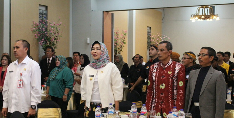 Wali Kota Batu Dewanti Rumpoko beri selamat usai pelantikan pengurus DPC HPI Kota Batu di Hotel Kartika Wijaya, Rabu (21/3). (Aziz / MVoice)