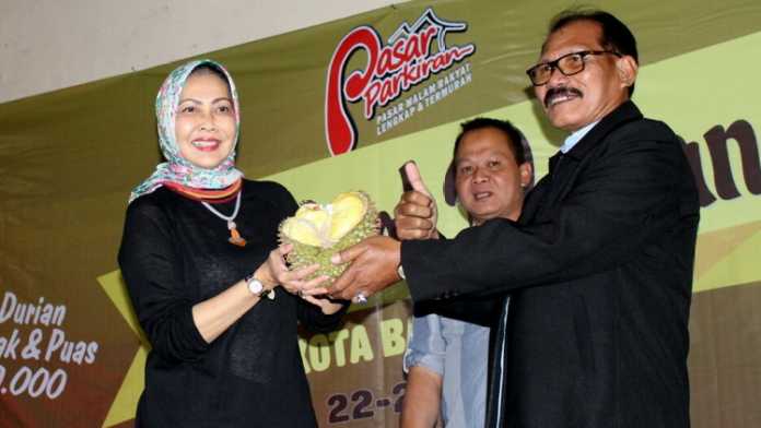 Wali Kota Batu Dewanti Rumpoko hadir pembukaan festival durian di Pasar Parkiran Kota Batu, Kamis malam (22/3). (Aziz / MVoice)