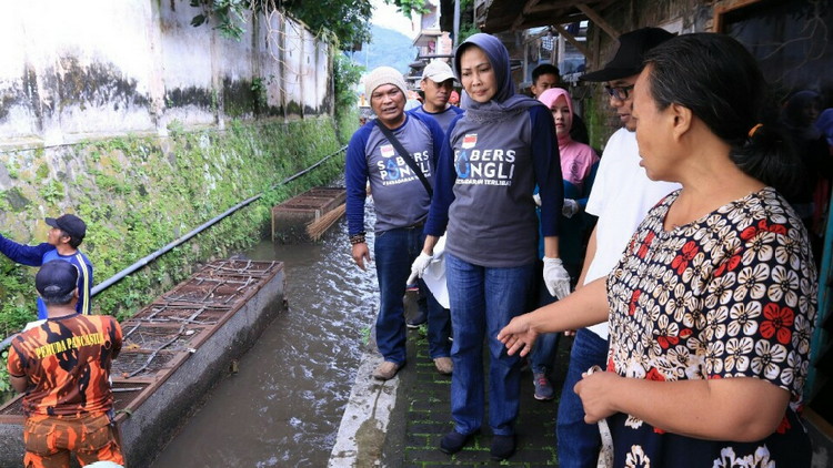 Dewanti Rumpoko meninjau pembersihan sungai di Kelurahan Sisir Kota Batu, Minggu (11/3). (Humas Pemkot Batu)
