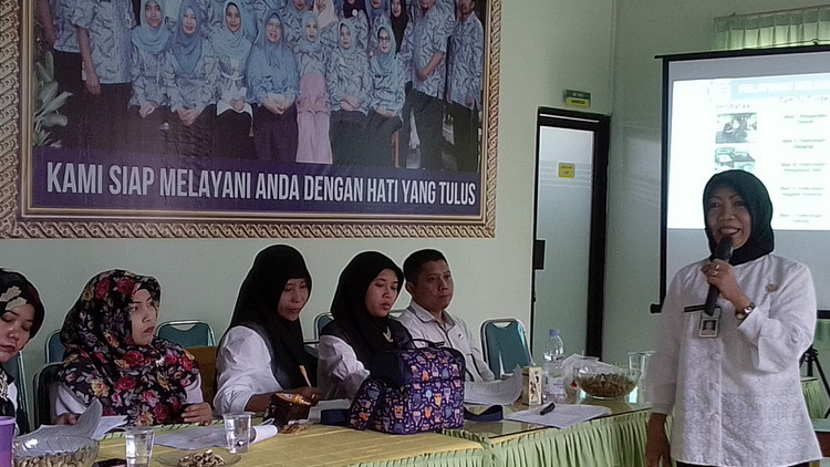 Kepala Seksi Pelayanan Primer Dinkes Kota Malang, Dr. Endah LA saat memberi arahan keluarga sehat bagi petugas puskesmas. (Lisdya Shelly)