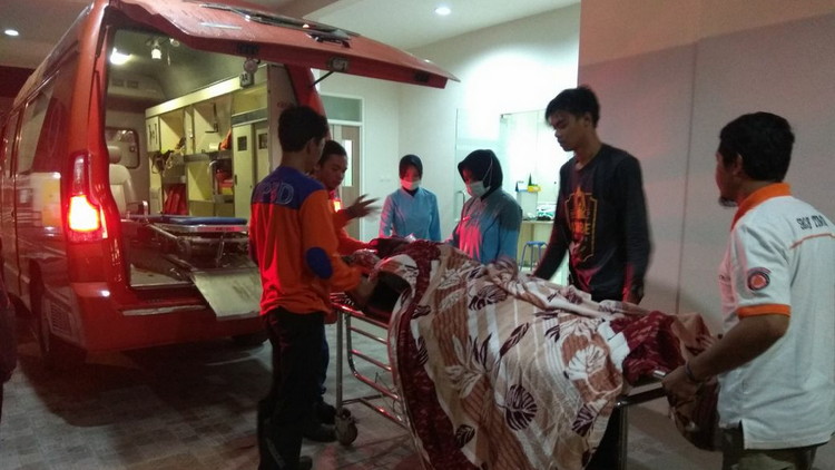Tim TRC BPBD Kota Batu evakuasi pendaki alami hipotermia dari Gunung Panderman ke RS Bhayangkara Hasta Brata, Minggu dini hari (11/3). (Pusdalops BPBD Kota Batu)