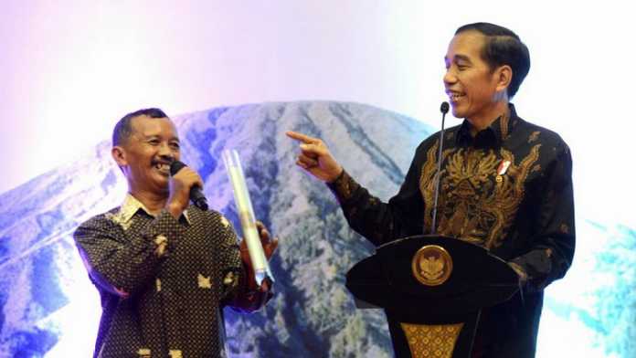 Presiden RI, Joko Widodo, memberikan kuis kepada warga. (Istimewa)