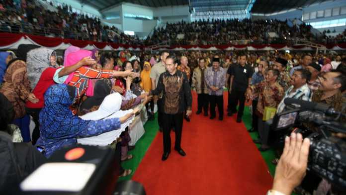 Presiden RI, Joko Widodo, menyampaikan sambutan ketika pembagian sertifikat tanah untuk rakyat di GOR Ken Arok Kota Malang. (Istimewa)