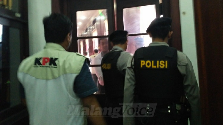 KPK saat menggeledah Balai Kota Malang. (Muhammad Choirul)
