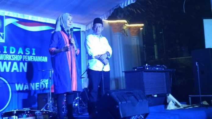 Pasangan Calon Wali Kota dan Wakil Wali Kota Malang, Dr Ya'qud Ananda Gudban - Ahmad Wanedi, orasi di hadapan ratusan kader PAN. (Muhammad Choirul)