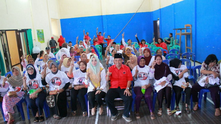 Pasangan Calon Wali Kota dan Wakil Wali Kota Malang nomor urut 1, Ya'qud Ananda Gudban - Ahmad Wanedi, bersama peserta pemeriksaan gratis. (Istimewa)