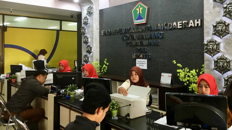 Petugas BP2D Kota Malang melayani wajib pajak yang melaksanakan kewajibannya. (Istimewa)