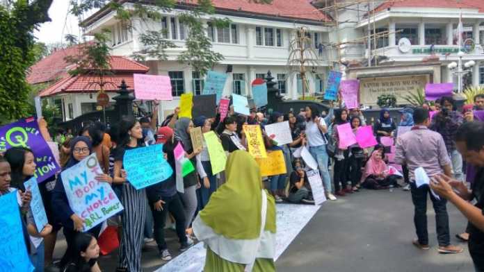 puluhan massa dari WCC teriakkan suaranya untuk menuntut perlindungan perempuan dan anak di Balai Kota Malang. (Lisdya Shelly).