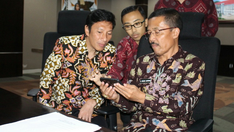 Wakil Wali Kota Batu mengisi Surat Pemberitahuan Tahunan (SPT) secara e-filling didampingi Kabid P2 Humas Kanwil DJP Jatim III Mahartono, Selasa (20/3). (Aziz / MVoice)