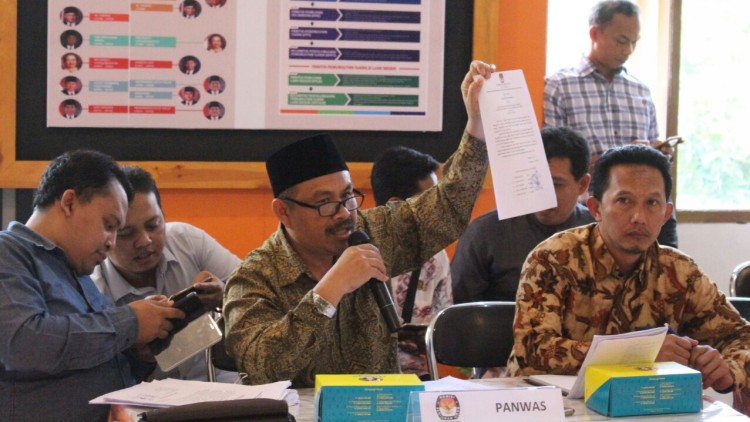 Rapat pleno rekapitulasi daftar pemilih hasil pemutakhiran dan penetapan DPS tingkat Kota Batu dalam Pilgub Jatim 2018, Kamis (15/3). (Aziz / MVoice)