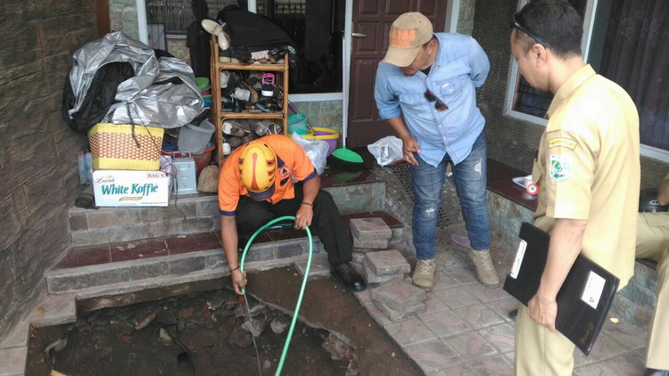 Petugas BPBD survei lokasi tanah ambles di Punten Bumiaji, Senin (19/3). (Aziz / MVoice)