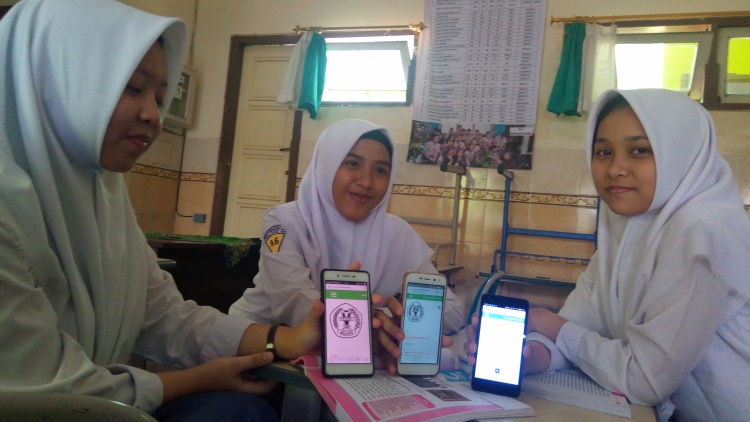 Siswa menunjukkan smartphone dan aplikasi yang mereka gunakan saat ujian nanti. (Anja a)