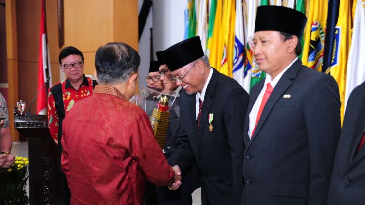 Bupati Malang saat mendapat Tanda Kehormatan oleh Wapres Jufuf Kalla. (Istimewa/Humas)