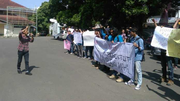 Aksi mahasiswa ITN Malang, hari ini. (Anja a)
