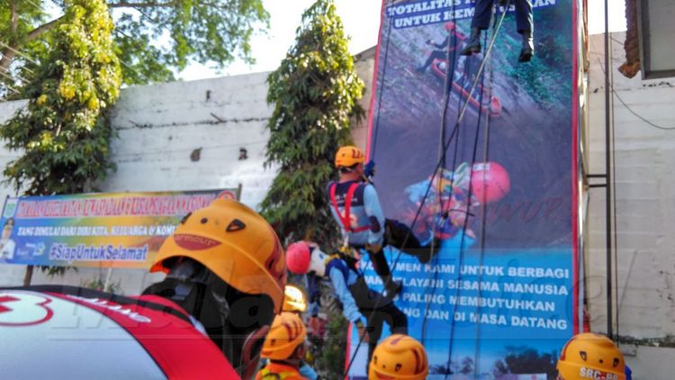 Relawan PMI Kabupaten Malang Demonstrasi Vertikal Rescue, Letjen (purn) Sumarsono. (Toski)