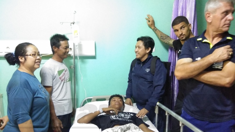 Pemain Arema FC Jenguk Korban Kericuhan di Rumah Sakit