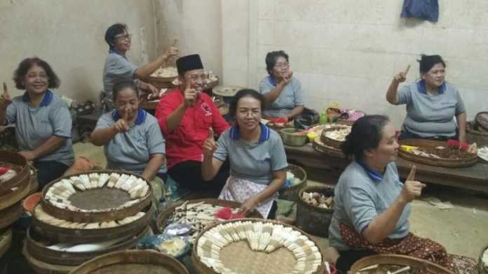 Calon Wakil Wali Kota Malang, Ahmad Wanedi, berkunjung ke salah satu pabrik rokok. (Istimewa)