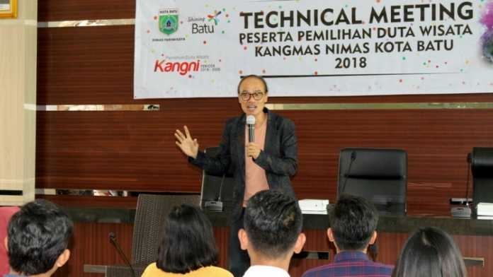 Agoeng Soedir Poetra, owner Color Models Inc saat beri materi di technical meeting penjaringan Kangmas Nimas Kota Batu 2018, Sabtu (7/4). (Aziz / MVoice)