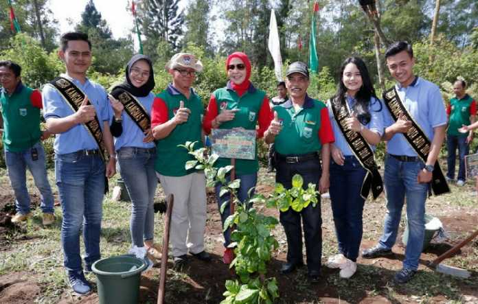 Suasana penanaman pohon khas daerah tanda Rakor Komwil IV Apeksi ke-14 berakhir, di Wana Wisata Coban Talun, Kamis (19/4). (Humas Setda Kota Batu)