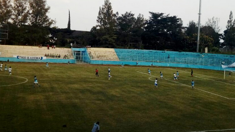 Laga Persikoba melawan Arema Indonesia di Stadion Brantas Kota Batu, Rabu sore (11/4). (Aziz/ MVoice)