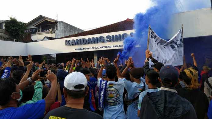 Aremania saat berada di kantor Arema FC. (deny rahmawan)