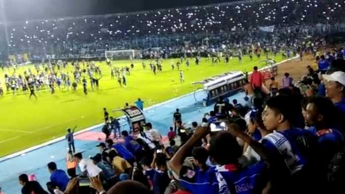 Suasana kisruh pada laga Arema FC vs Persib Bandung. (deny rahmawan)