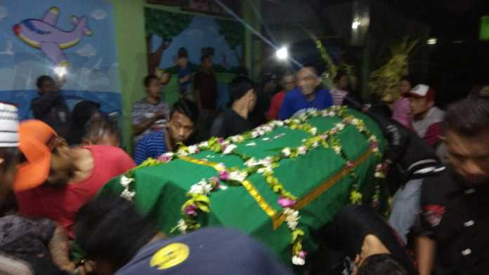 Rombongan pelayat mengantar jenazah Dimas ke makam. (deny rahmawan)