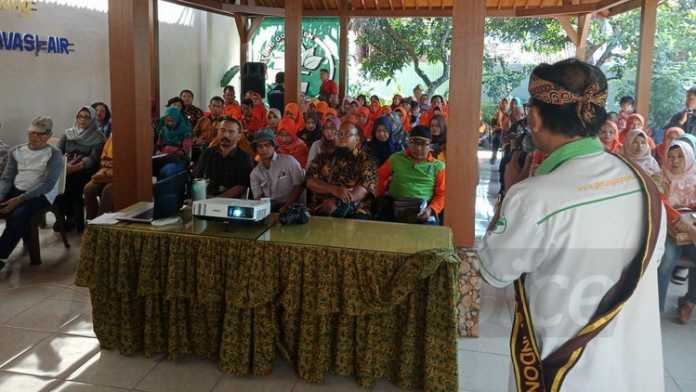 Bambang Irianto menyampaikan paparan di hadapan tim verifikasi dan validasi dari Kementerian Lingkungan Hidup dan Kehutanan. (Muhammad Choirul)