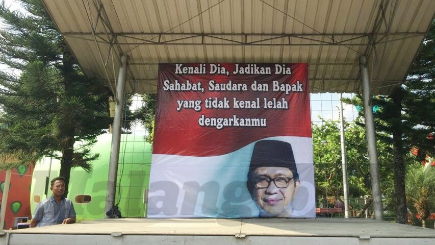 Banner dengan foto Eddy Rumpoko di Alun-Alun Kota Batu. (Aziz/ MVoice)